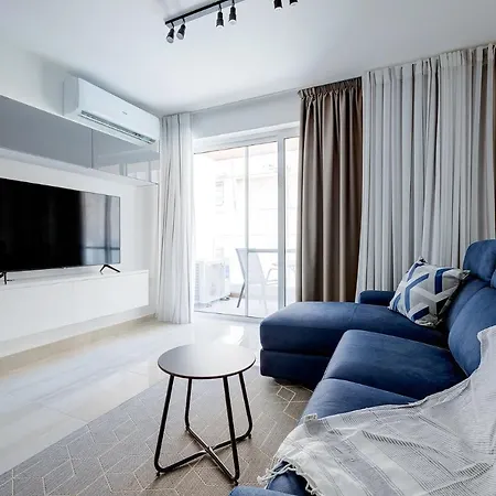 Chic 2br Apartment, Ideal Location