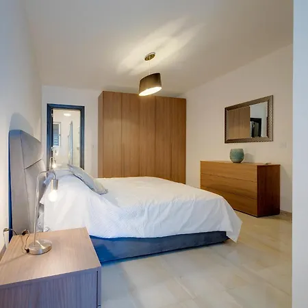 Chic 2br Apartment, Ideal Location * Ta Xbiex