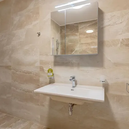 Appartamento Chic 2br Apartment, Ideal Location *