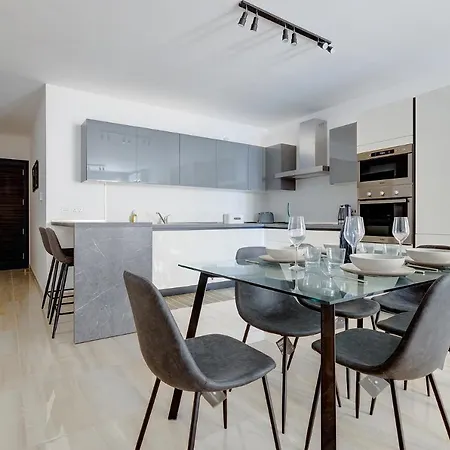 Chic 2br Apartment, Ideal Location *